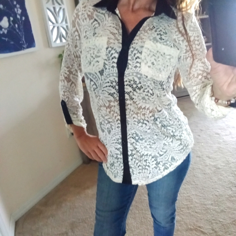 🍁 Gorgeous tuxedo lace button up collared blouse 👍✅
